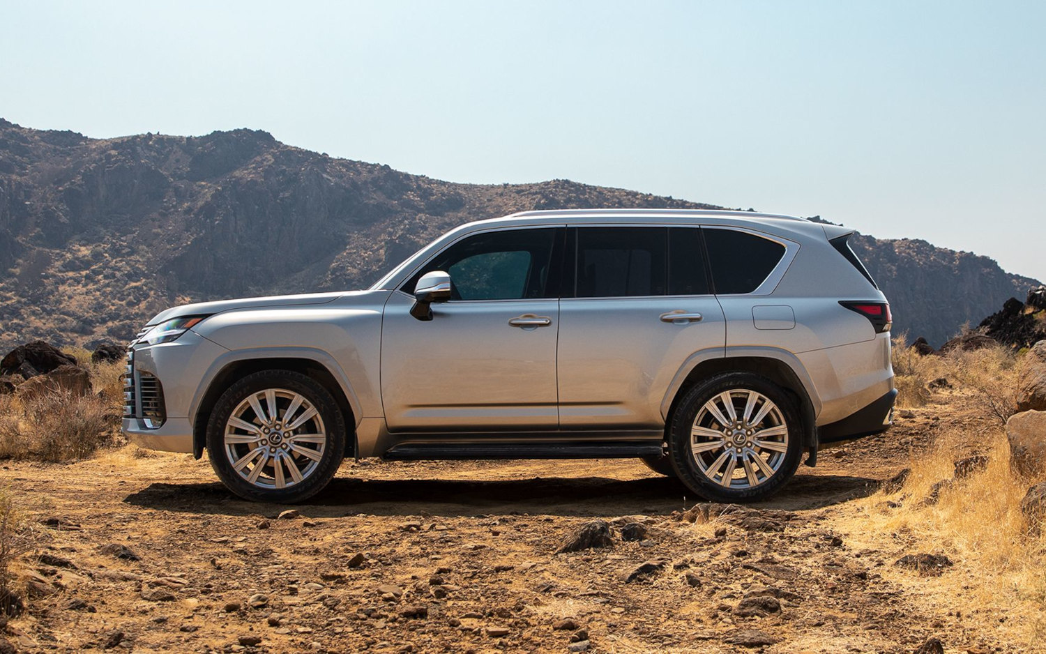 Comparison - Lexus LX 600 Ultra Luxury 2022 - vs - Lexus GX 460 Black